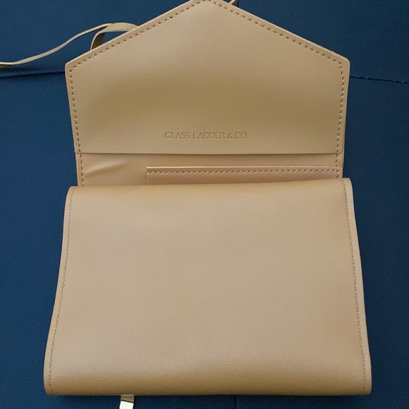 🦋 Glass Ladder & CO. Tan Tech Organizer - Picture 4 of 4